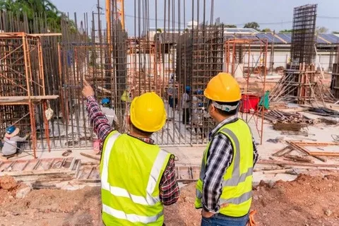 En plena Obra (YUXTAPOSICION ARMONIOSA) de auditores del Area de Cimientos y de Producción civil (verificando si sobra ó faltan materiales y su calidad según la envergadura de la etapa de la Obra.