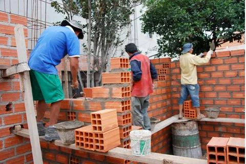 Faena para Obras Públicas, saneamiento, camerines en canchas deportivas y parques.